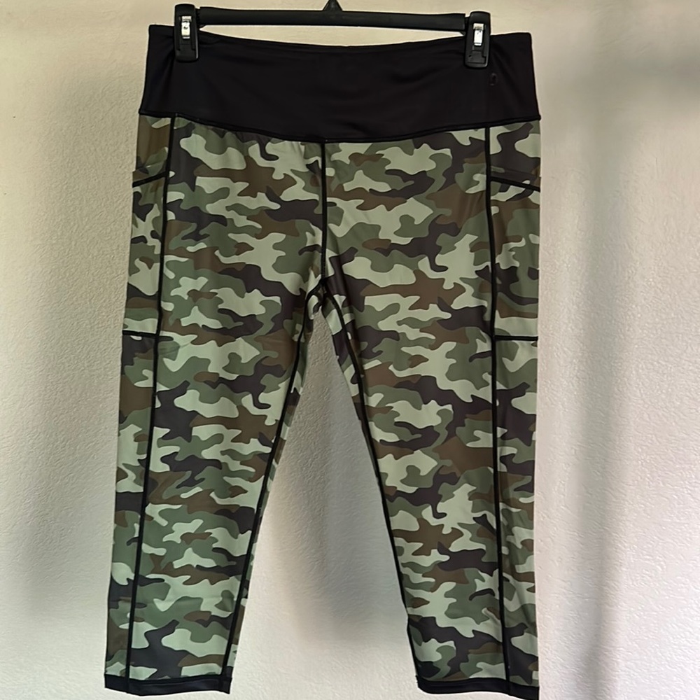Constantly Varied Gear reversible Camo capris. Size XXL.